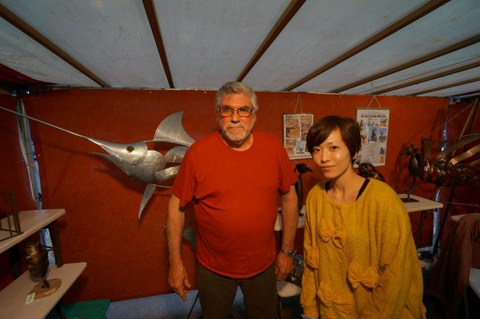 gauger dans stand montparnasse avec cliente thaiwan