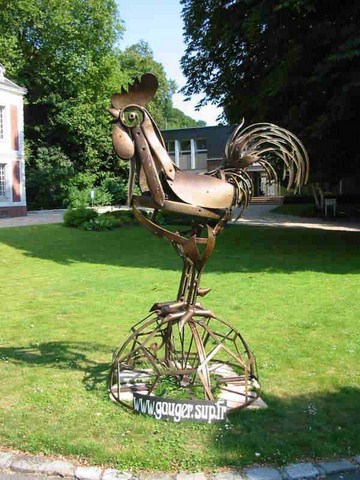 coq monumental dans jardin