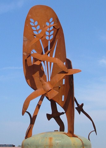 vol de mouette sur socle de charrue