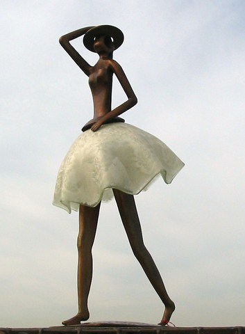 personnage femme enrobe au vent