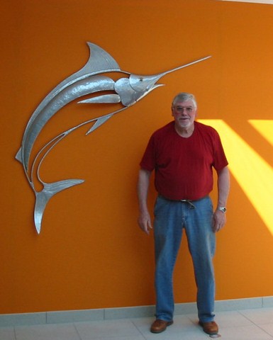 Sculpteur gauger pose avec un marlin mural 