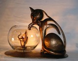 sulpture chat pêchant dans un bocal