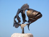 sculpture metal poisson Merou sur fond ciel