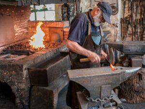 Atelier de sculpture métal contemporain avec outils traditionnels et équipements modernes