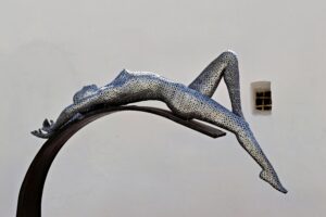 Processus de création d’une sculpture en métal avec assemblage et soudure dans un atelier