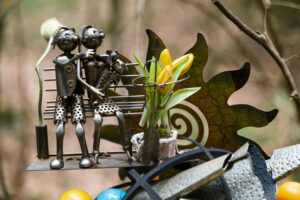 Sculpture artistique réalisée à partir de fer et acier recyclés avec détails industriels