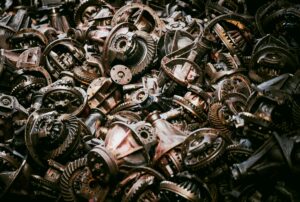 Matériaux en métal recyclé comme pièces mécaniques et ferraille utilisés pour sculpture
