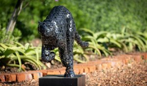 Sculpture animalière en métal représentant un animal avec détails artistiques et style contemporain.