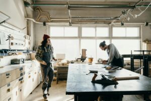 Outils de base pour sculpture métal comme pince, marteau et meuleuse dans un atelier